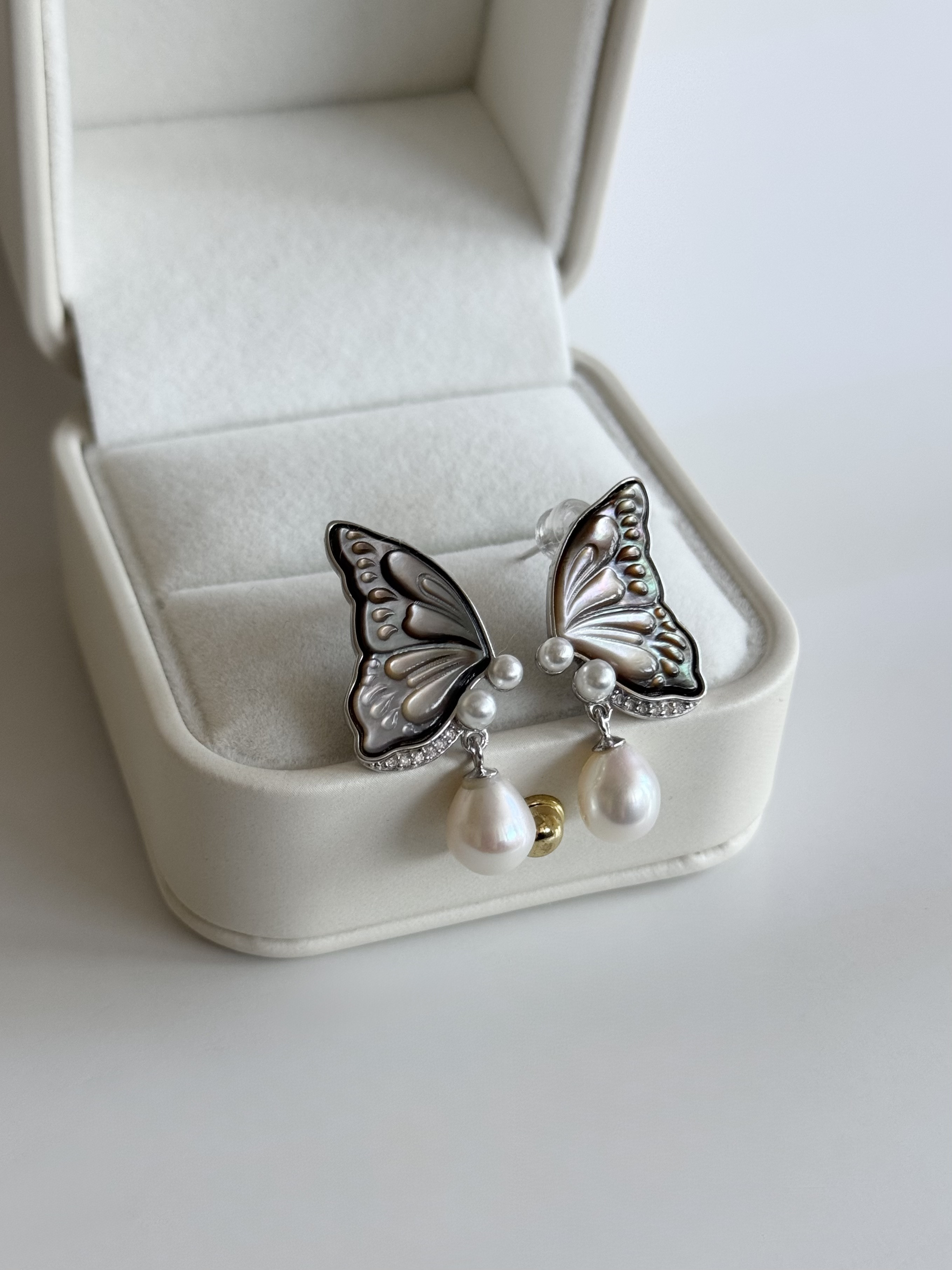 〈Silver925〉黒蝶貝と淡水パールのバタフライピアス