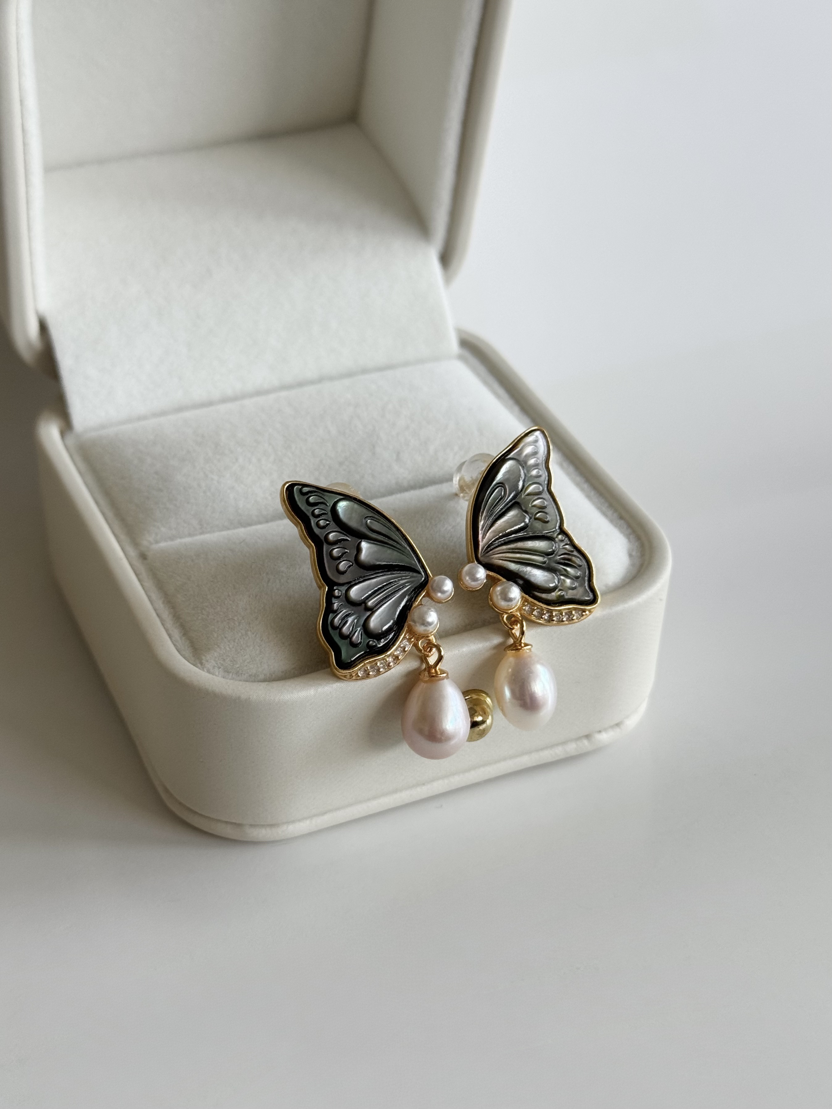 〈Silver925〉黒蝶貝と淡水パールのバタフライピアス