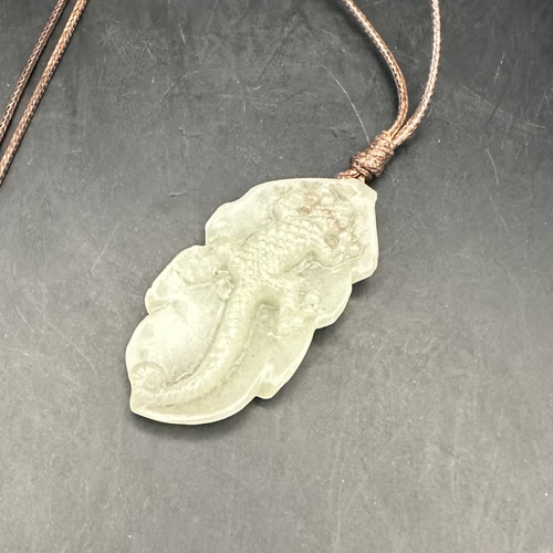 2025.7.25家守ヤモリ葉っぱ隠し　内モンゴル翡翠 2025.7.25家守ヤモリ葉っぱ隠し　内モンゴル翡翠