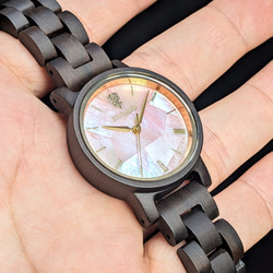 【木製腕時計】EINBAND Reise ピンクマザーオブパール×サンダルウッド 天然貝木製腕時計 32mm 6枚目の画像