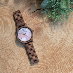【木製腕時計】EINBAND Reise ピンクマザーオブパール×クルミ 天然貝木製腕時計 32mm 3枚目の画像
