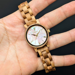 【木製腕時計】EINBAND Reise ピンクマザーオブパール×オリーブ 天然貝木製腕時計 32mm 5枚目の画像