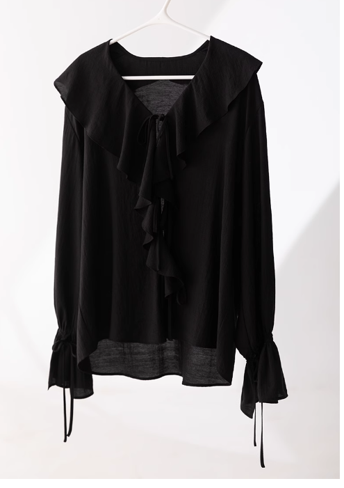 黒のトップスシャツにキクラゲのフリルをつけた上品フレンチレディな早秋の新作甘めゆったり女装