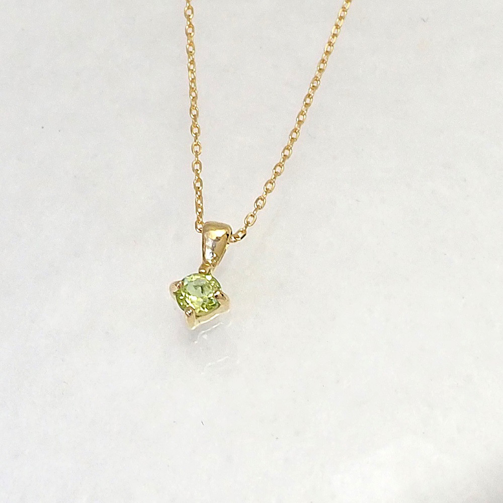 Ｋ１８ ペリドット 毎日着けたい 重ね着けしたい ８月 の 誕生石 のネックレス　送料無料
