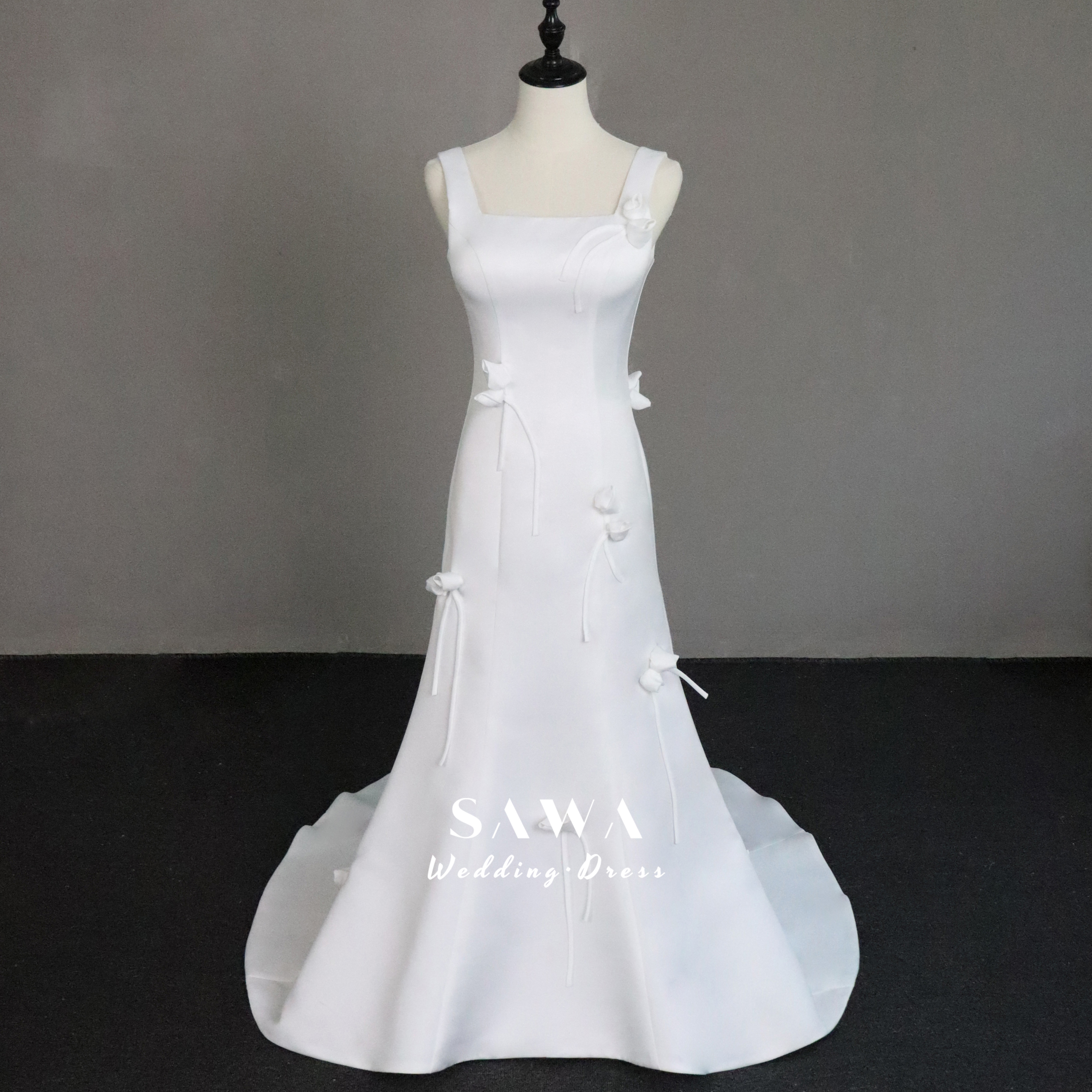 見逃さない　ホワイト　お色直し　袖無し　薔薇ローズフラワー飾り　スクエアネック　スレンダーライン編み上げ二次会コンテスト