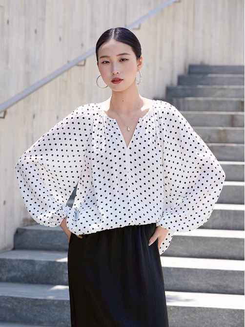 上着のシャツ。春夏秋に人気の新モデル。気品ゆったり長袖レトロドットブラウス白 4,984円