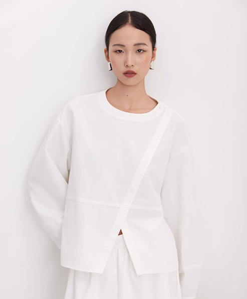 白い上着のシャツ。マイナーデザインのファスナー。不規則な身なりのデザイン。痩せて肉を隠す。淑女風