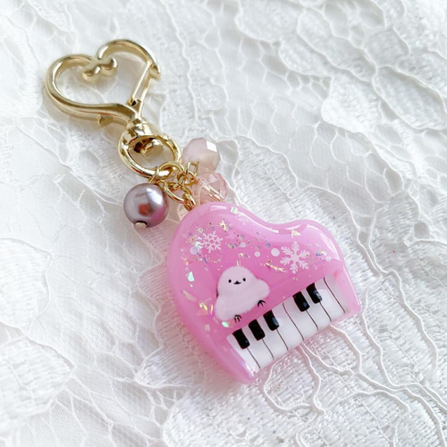2521】ピアノキーホルダー シマエナガちゃんのいるピンクのグランド