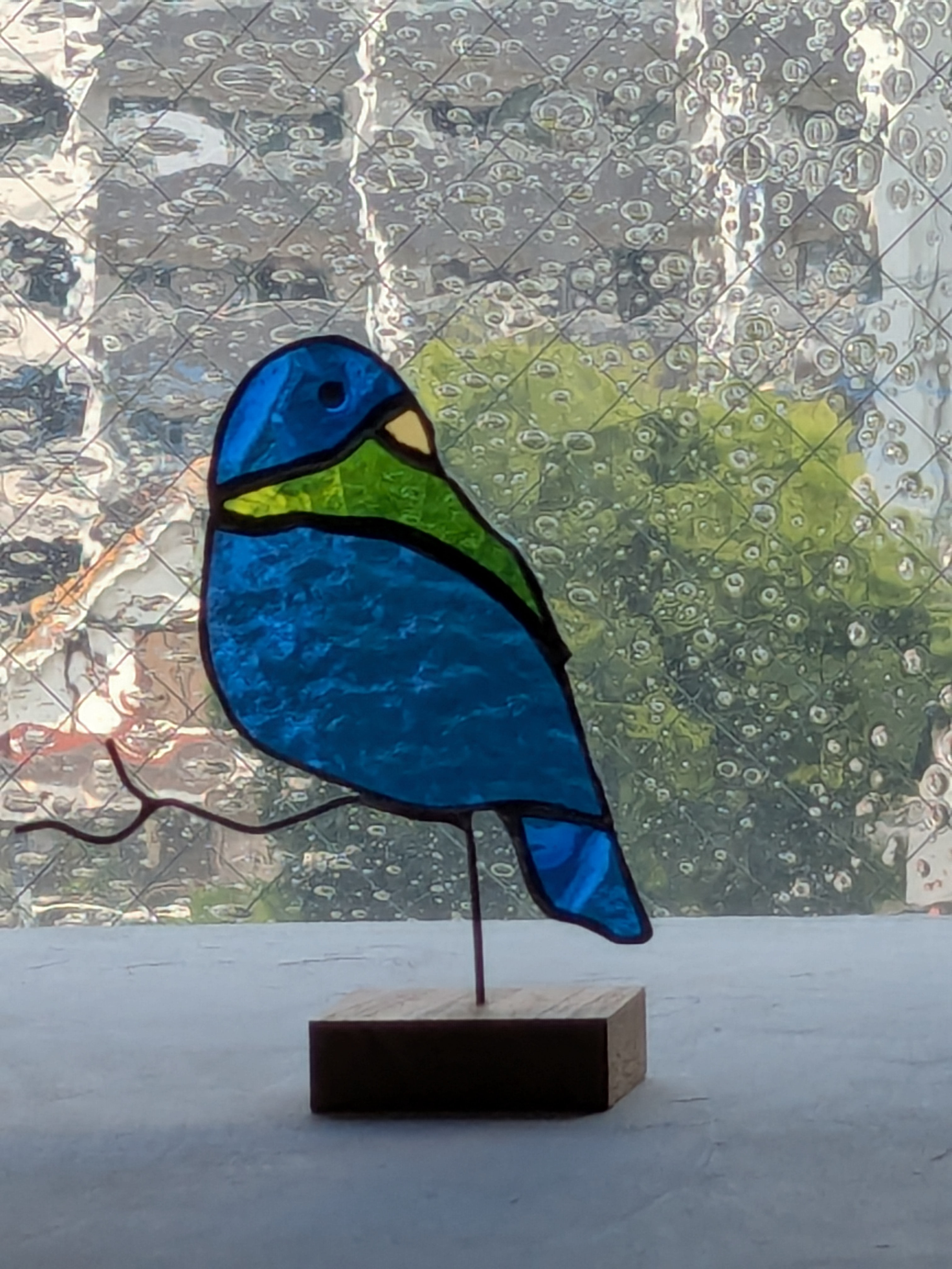 小枝に止まる鳥　ブルー