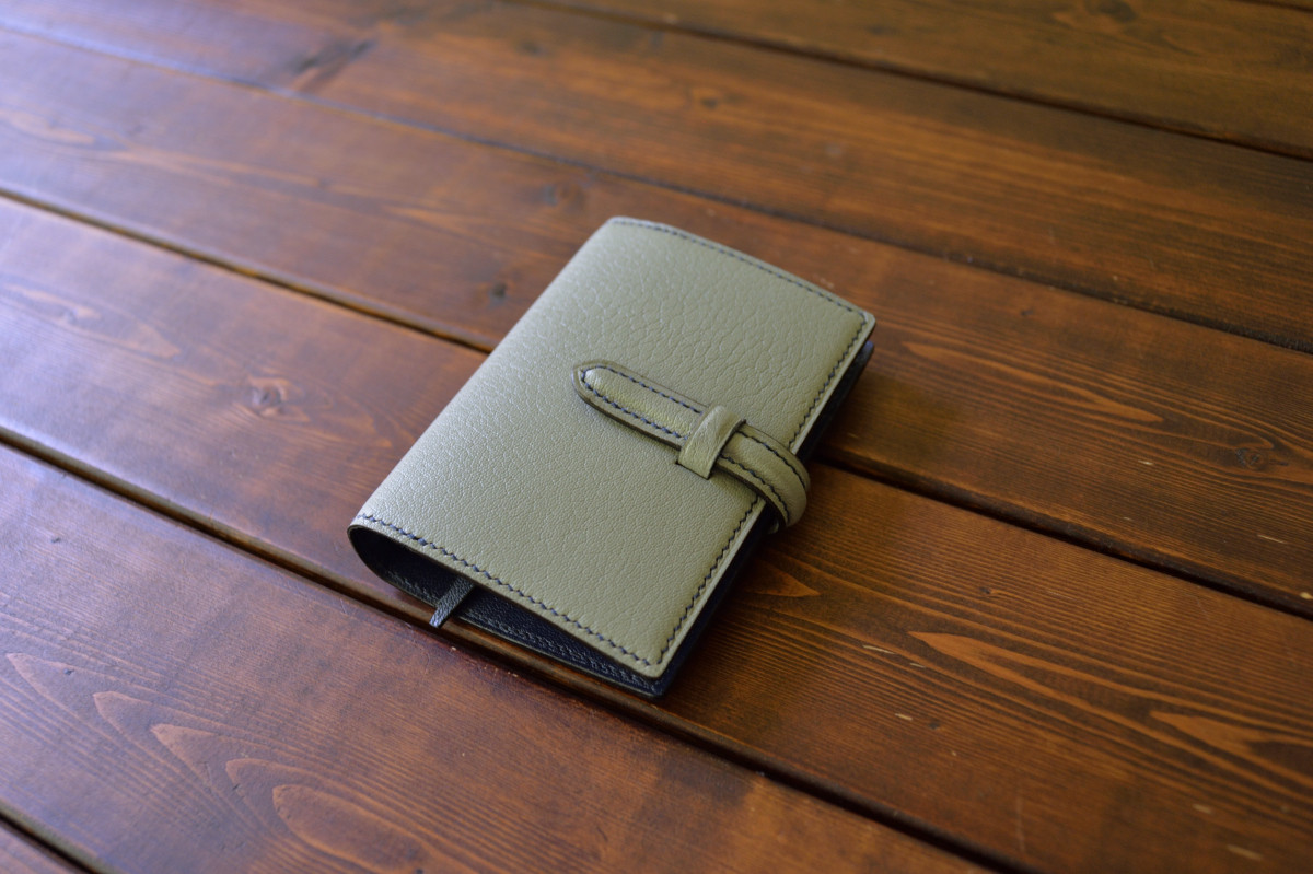 システム手帳　マイクロ５穴サイズ　ライトグレー×ネイビー　アルランゴート