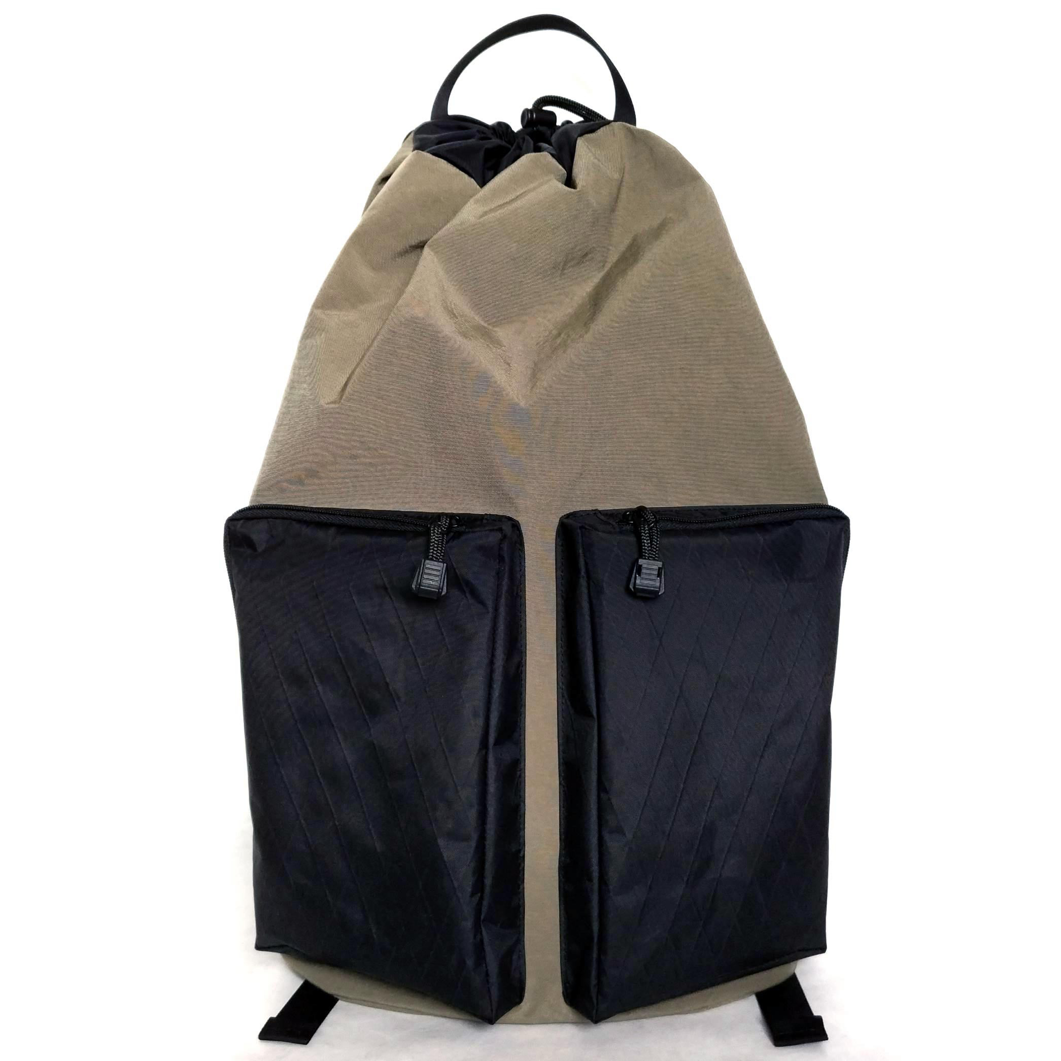 ドローストリングバックパック　黒ダブルポケット　リュック　グレージュ　グレーベージュ灰　塩縮ナイロン　軽量　アウトドア