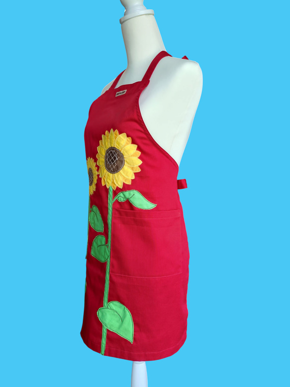 ひまわりとカブトムシのアップリケエプロン｜真夏のワンシーンを切り取った一枚｜大きめポケット付き・綿素材・選べるカラー 5枚目の画像