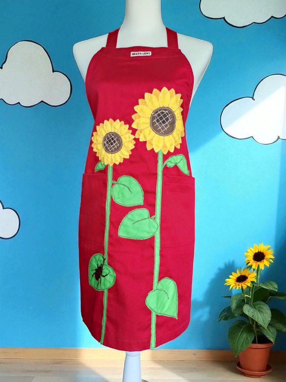 ひまわりとカブトムシのアップリケエプロン｜真夏のワンシーンを切り取った一枚｜大きめポケット付き・綿素材・選べるカラー 1枚目の画像