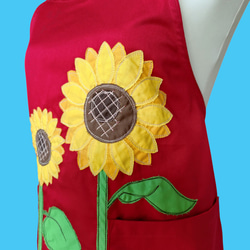 ひまわりとカブトムシのアップリケエプロン｜真夏のワンシーンを切り取った一枚｜大きめポケット付き・綿素材・選べるカラー 6枚目の画像