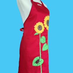 ひまわりとカブトムシのアップリケエプロン｜真夏のワンシーンを切り取った一枚｜大きめポケット付き・綿素材・選べるカラー 3枚目の画像