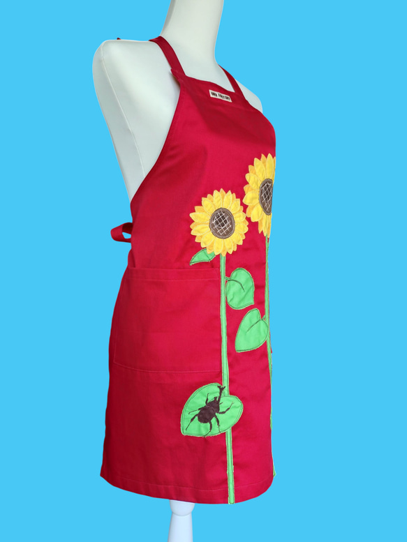 ひまわりとカブトムシのアップリケエプロン｜真夏のワンシーンを切り取った一枚｜大きめポケット付き・綿素材・選べるカラー 3枚目の画像