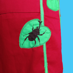 ひまわりとカブトムシのアップリケエプロン｜真夏のワンシーンを切り取った一枚｜大きめポケット付き・綿素材・選べるカラー 8枚目の画像