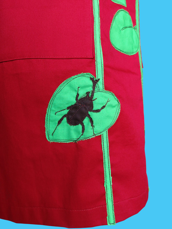 ひまわりとカブトムシのアップリケエプロン｜真夏のワンシーンを切り取った一枚｜大きめポケット付き・綿素材・選べるカラー 8枚目の画像
