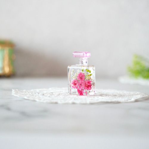 ときめきをとじこめた ミニ香水瓶のオブジェ】香水瓶置物 その他