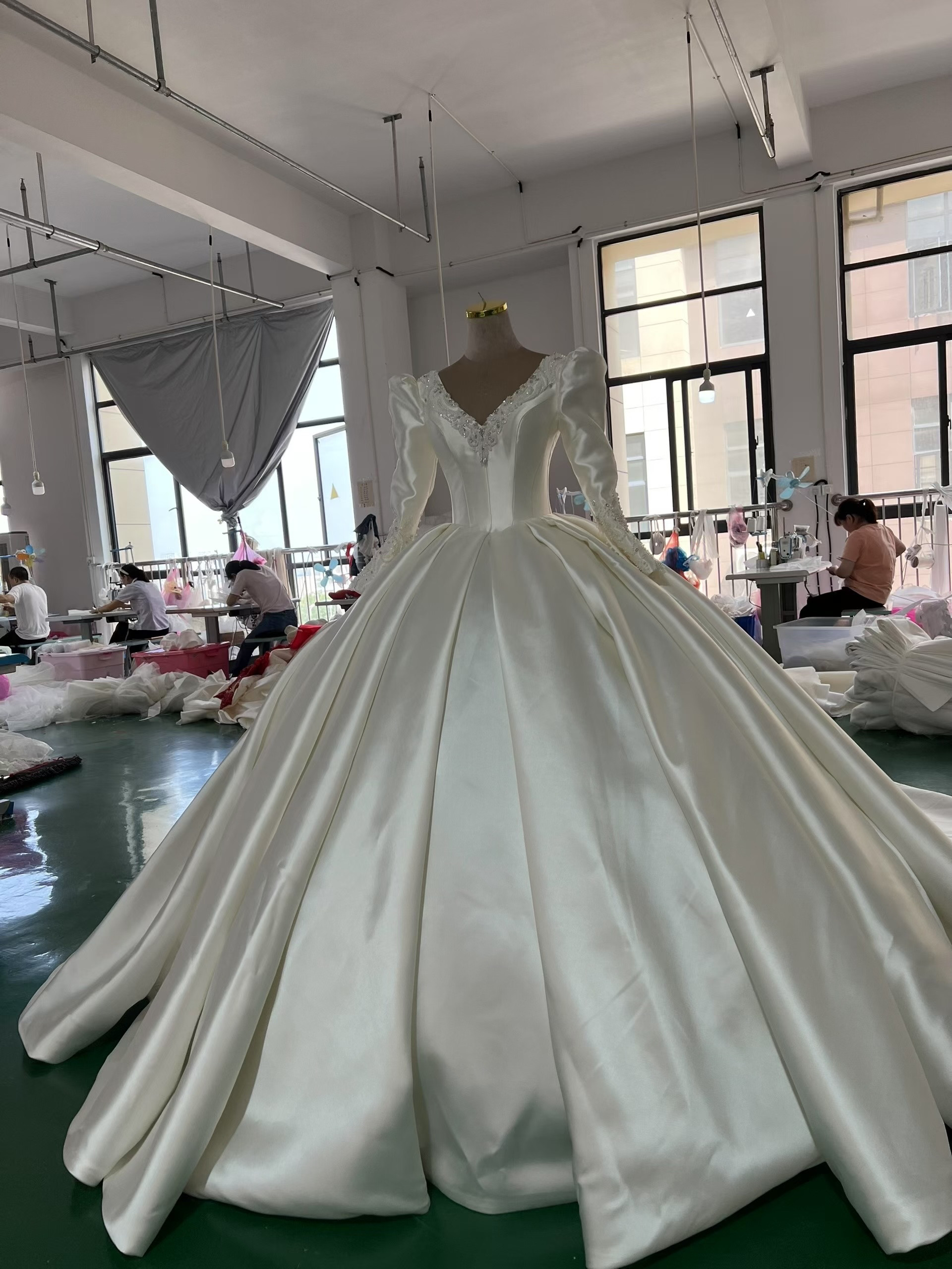 優雅　冬婚秋婚長袖　vネック　アンティークなウェディングドレス　光沢サテン　編み上げ　ロングトレーン　オフホワイト前撮り