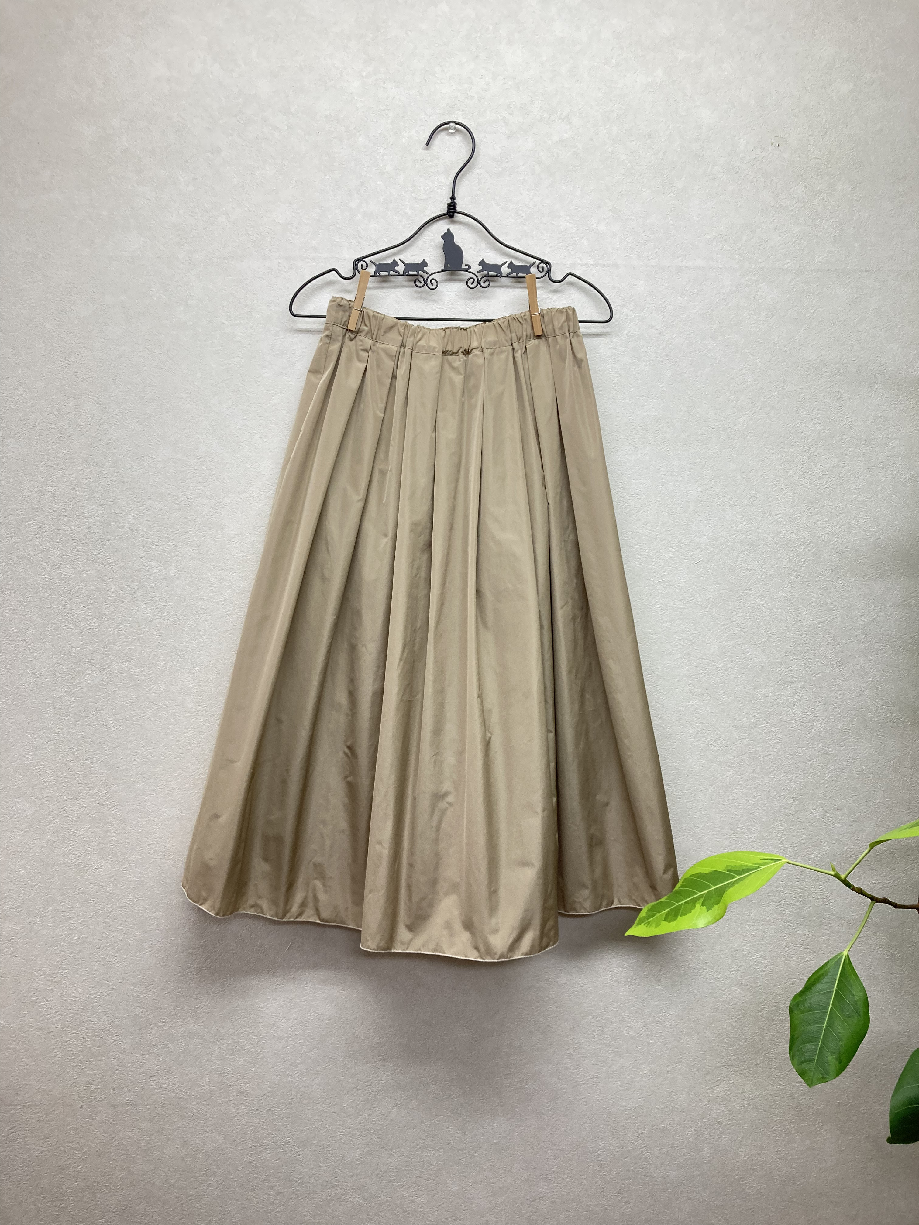 タフタのシンプルシルエットのタックスカート＊ベージュ＊