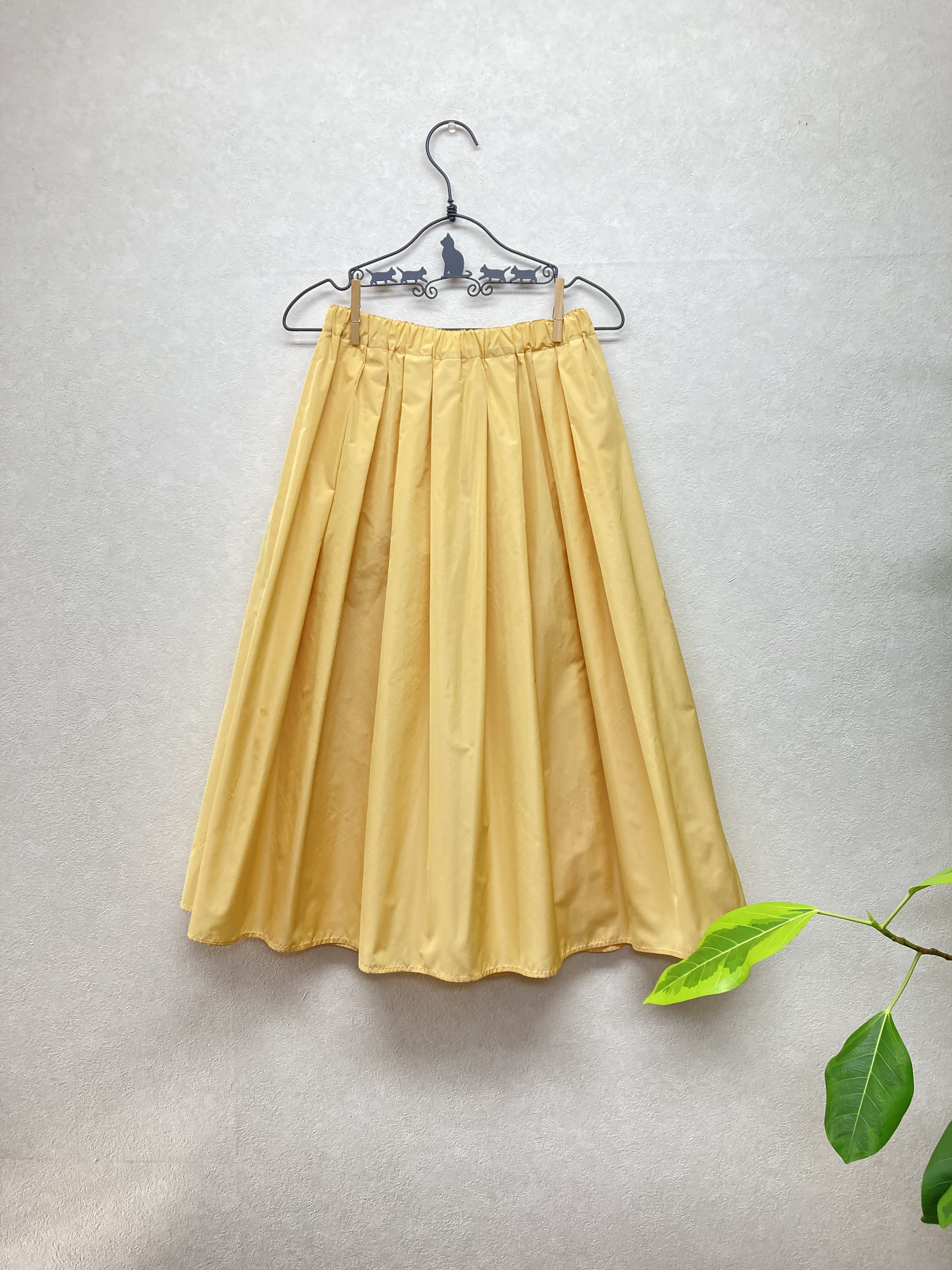 タフタのシンプルシルエットのタックスカート＊イエロー＊