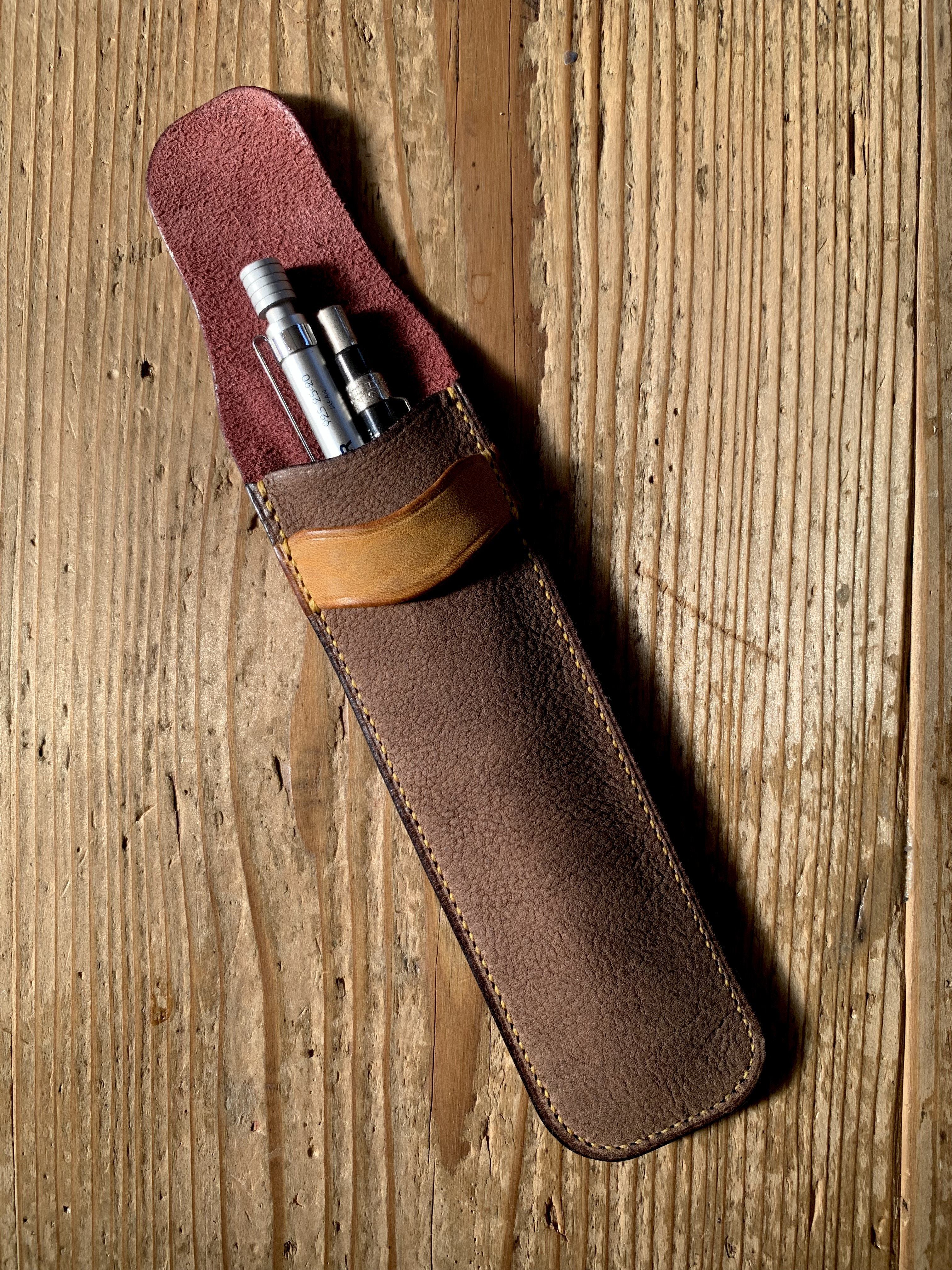 手縫いの革のペンケース『Pentopo - "Pacca" Topolino544』