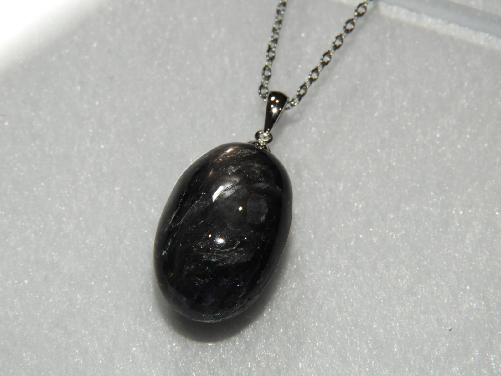 ふわっとシラーが美しいダークブルーサファイアのペンダント！メイドインジャパン！一点物　天然石　１２