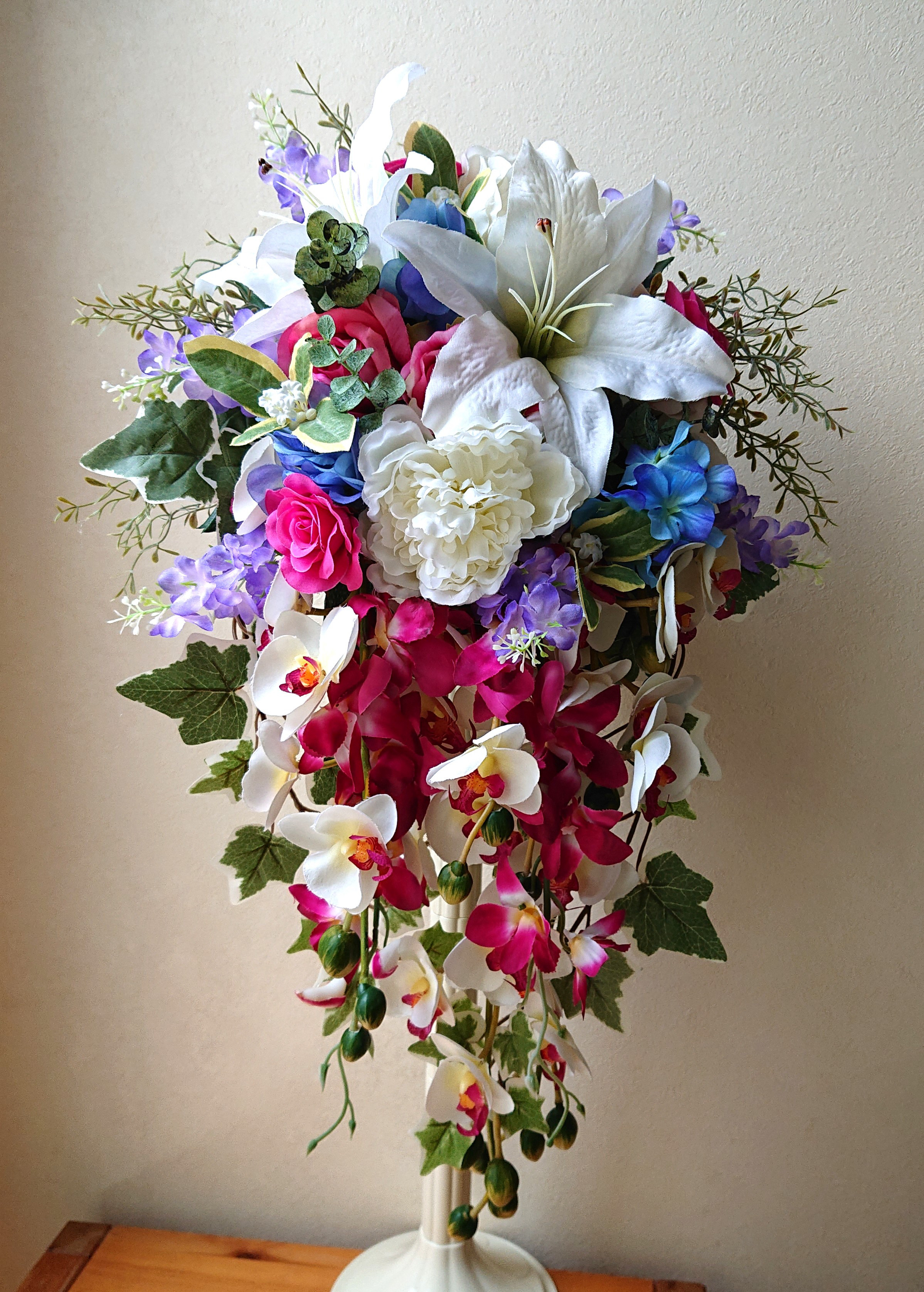 カサブランカ、芍薬、胡蝶蘭のキャスケードブーケ。大人気♪ブートニア付き♪生花みたいに綺麗な造花です♪高品質なのに安い