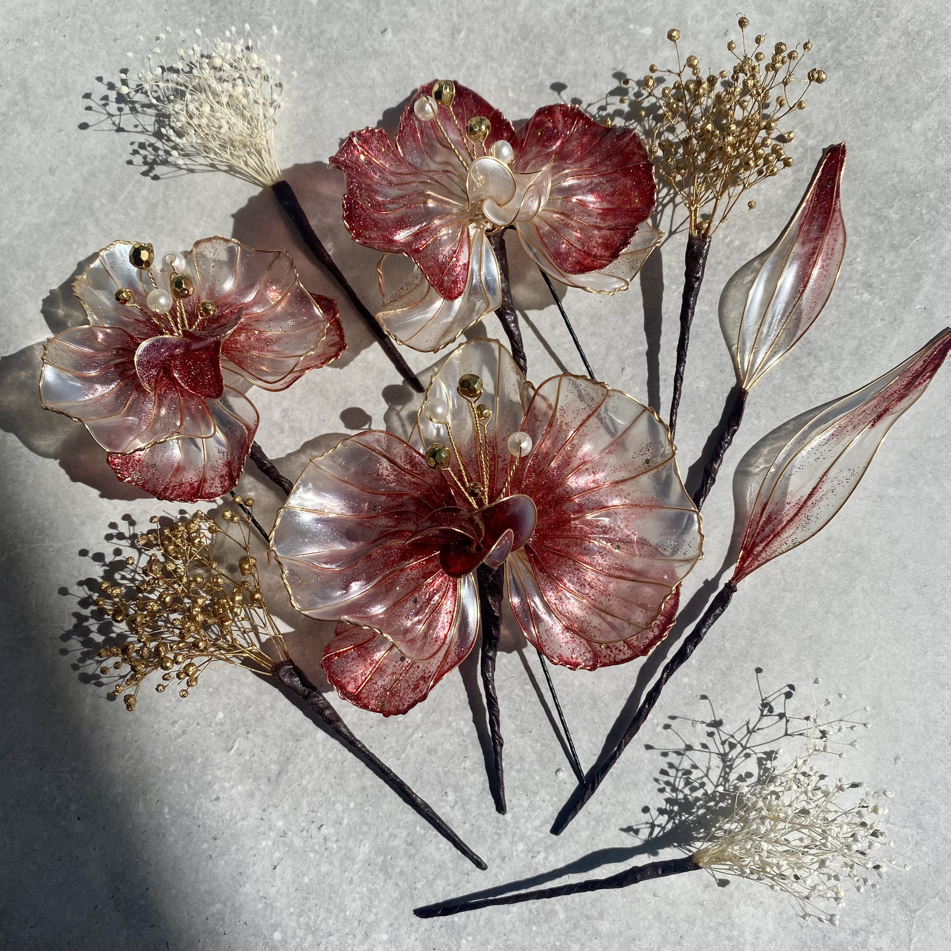 【きらめく胡蝶蘭】レッド　赤　アメリカンフラワーの髪飾り　金箔付　ゴールド　ディップフラワー　ドライフラワー　結婚式