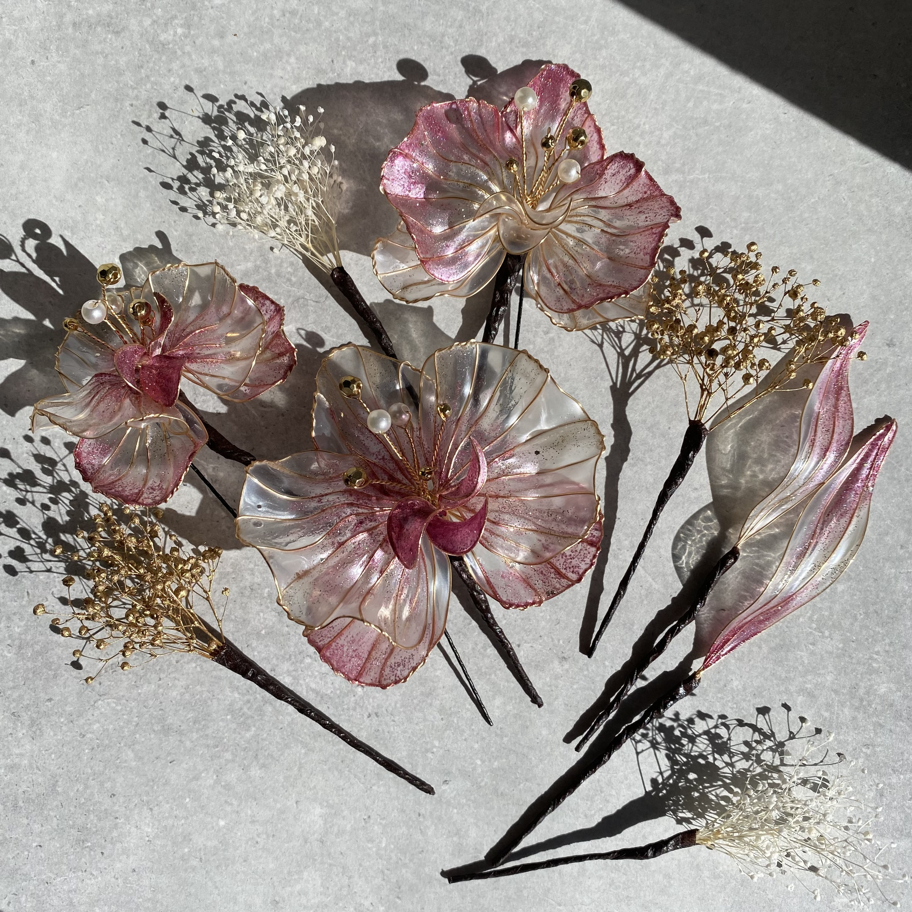 【きらめく胡蝶蘭】ピンク　アメリカンフラワーの髪飾り　金箔付　ゴールド　ディップフラワー　ドライフラワー　結婚式