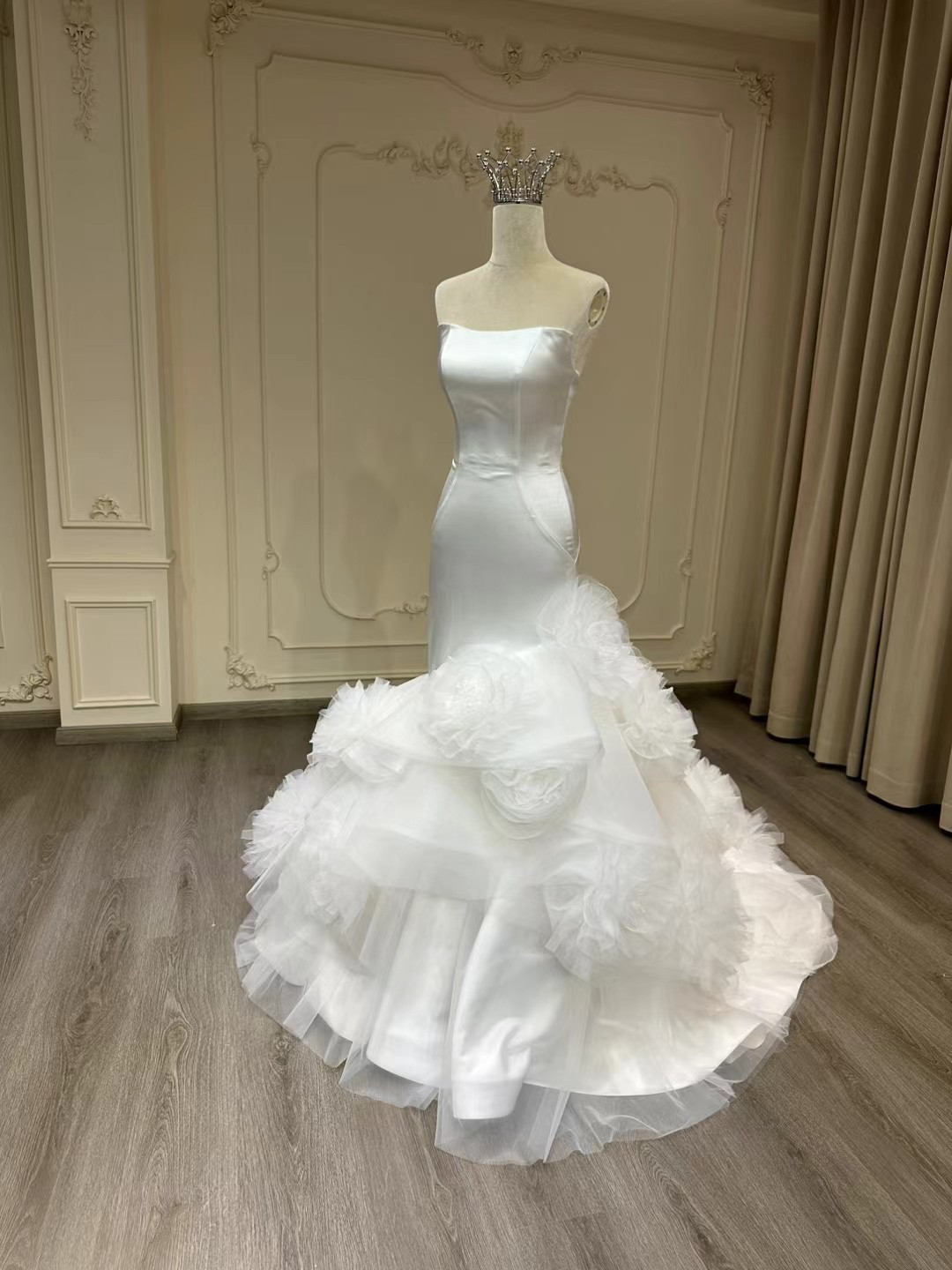 新着商品！シンプル　ホワイト　マーメイドドレス　お花飾り付きのベール　ふんわりチュール　編み上げ　音楽会二次会挙式披露宴