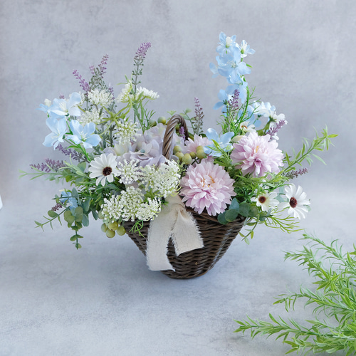 ナチュラルバスケットお供え花 白・水色・紫（アーティフィシャル