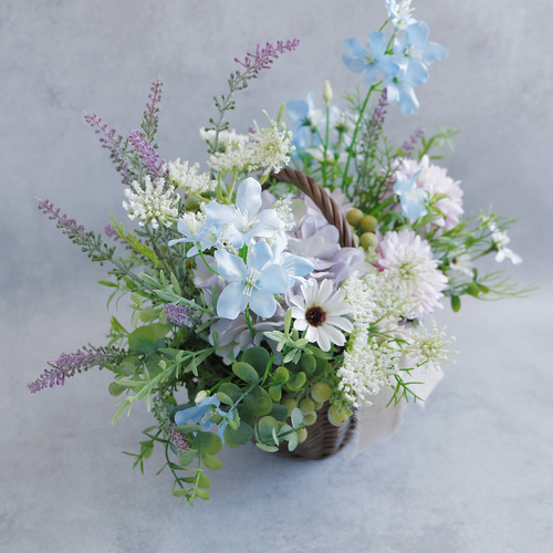 ナチュラルバスケットお供え花 白・水色・紫（アーティフィシャル