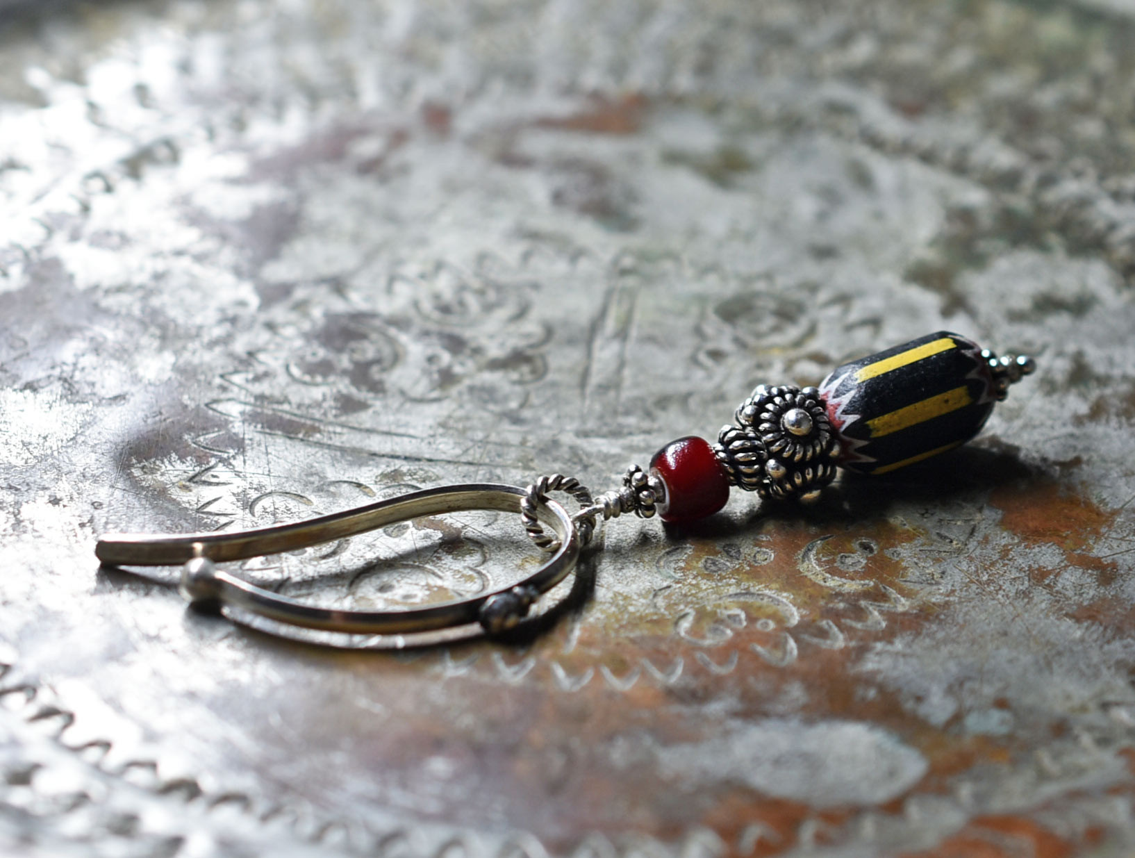 イエロージャケットと血赤ホワイトハーツ、ハンドメイドシルバー、インドシルバーのイヤーカフ