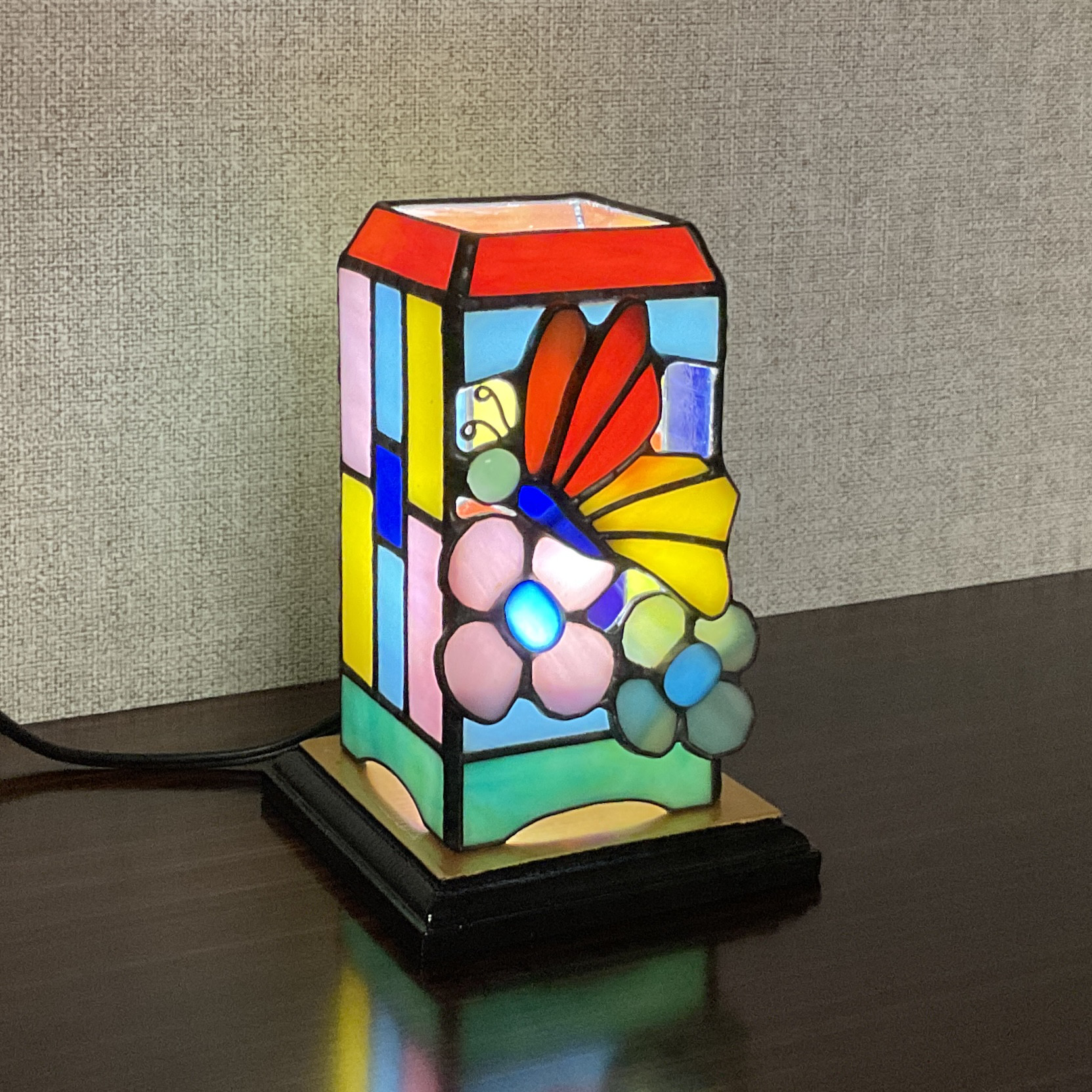 宙を舞う蝶のステンドグラスランプ 4