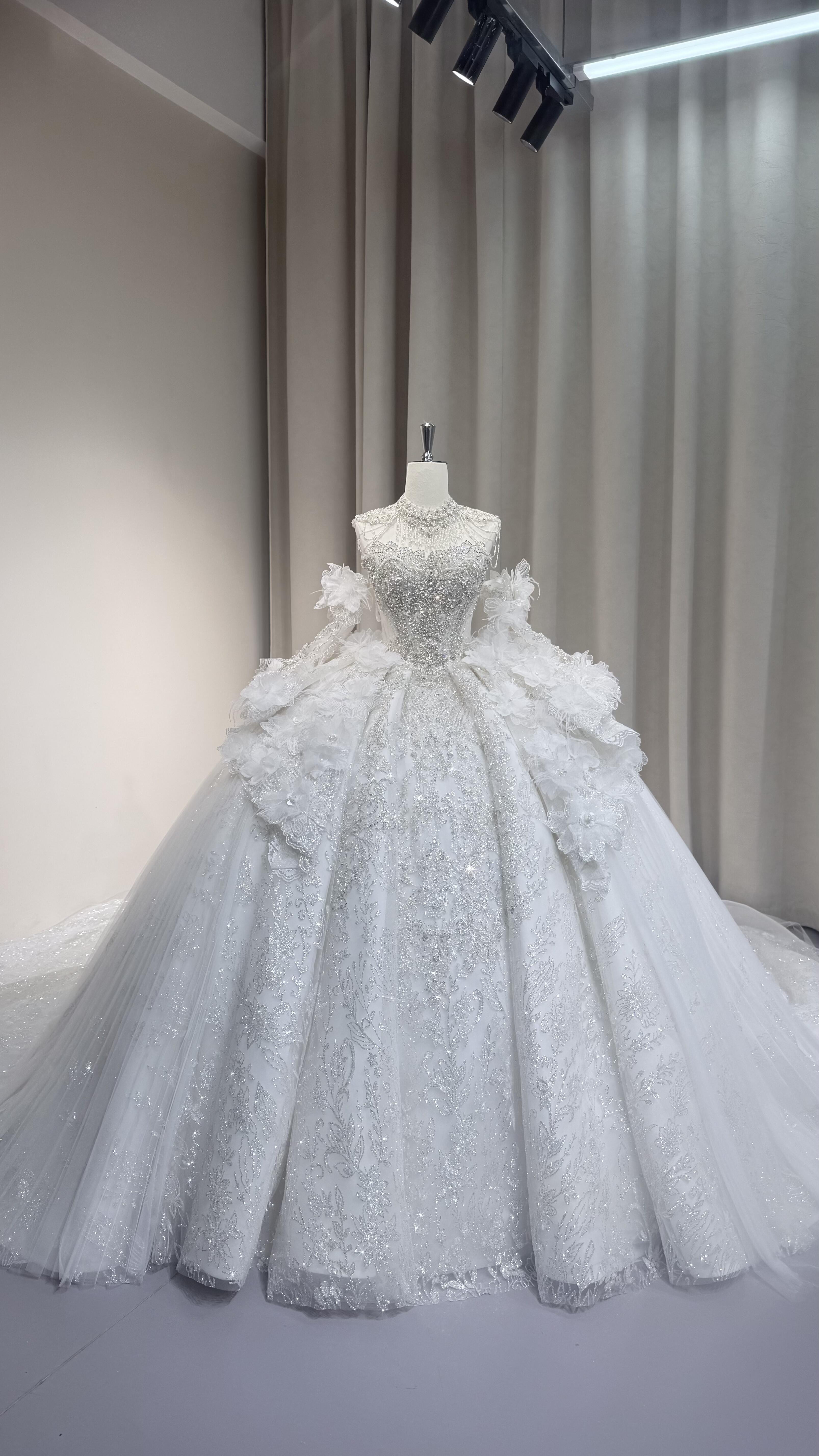 3ways ホルターネック　取外し可能お袖　二の腕カバー　本命ドレス制作　お花飾り　上品目立つ憧れのドレス結婚式前撮り