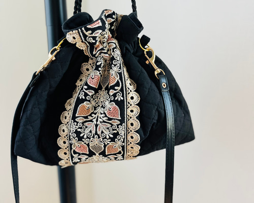 インド刺繍マカロンホワイトと合皮　ショルダーバッグ　ハンドメイド インド刺繍マカロンホワイトと合皮 ショルダーバッグ