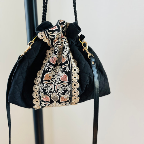 2WAYインド刺繍リボン×キルトショルダーバッグ（ブラック）巾着バッグ