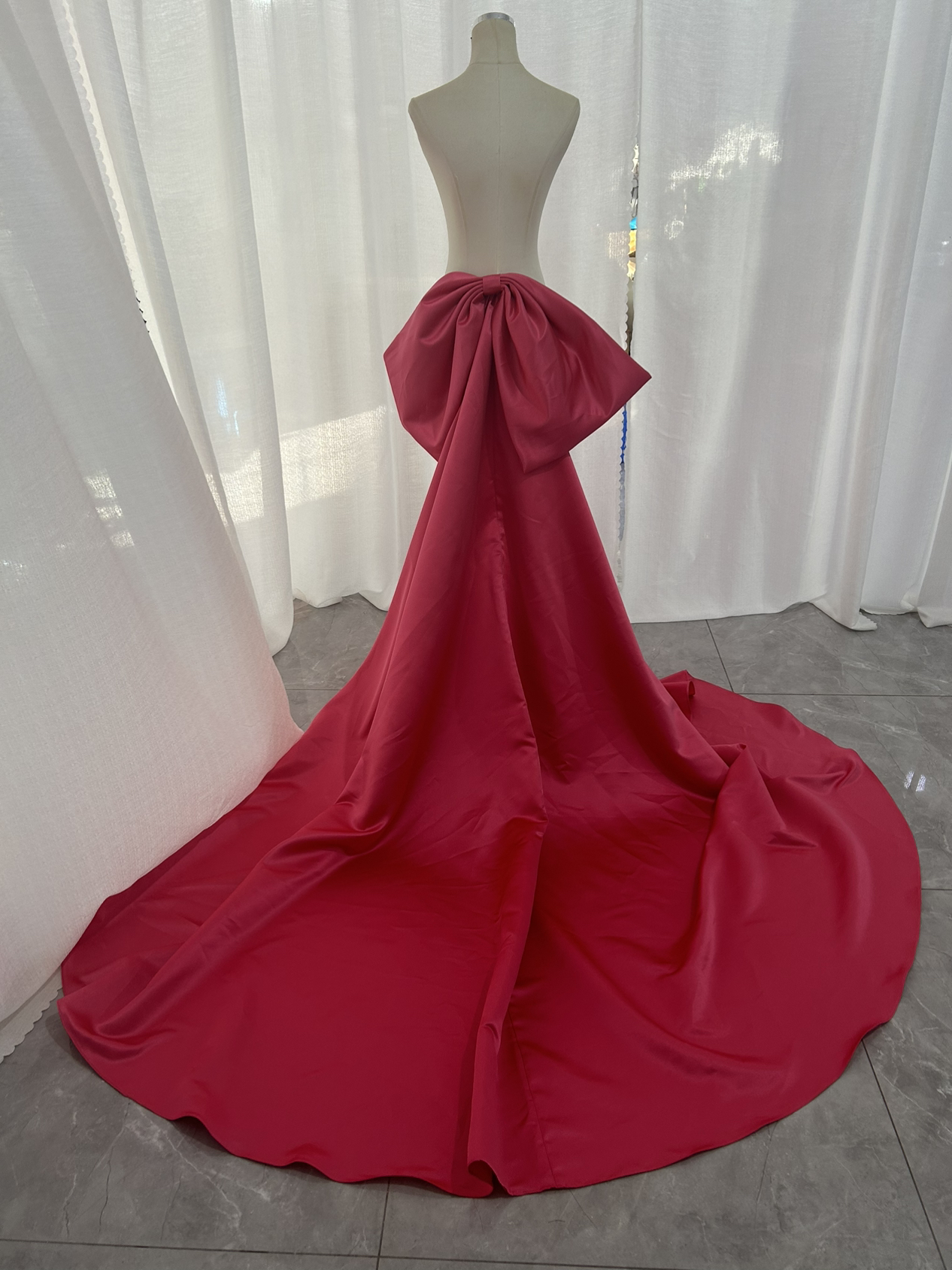 ふっくら柔らかなバックリボン ビビッドピンク 可愛い 結婚式/ウェディングドレス