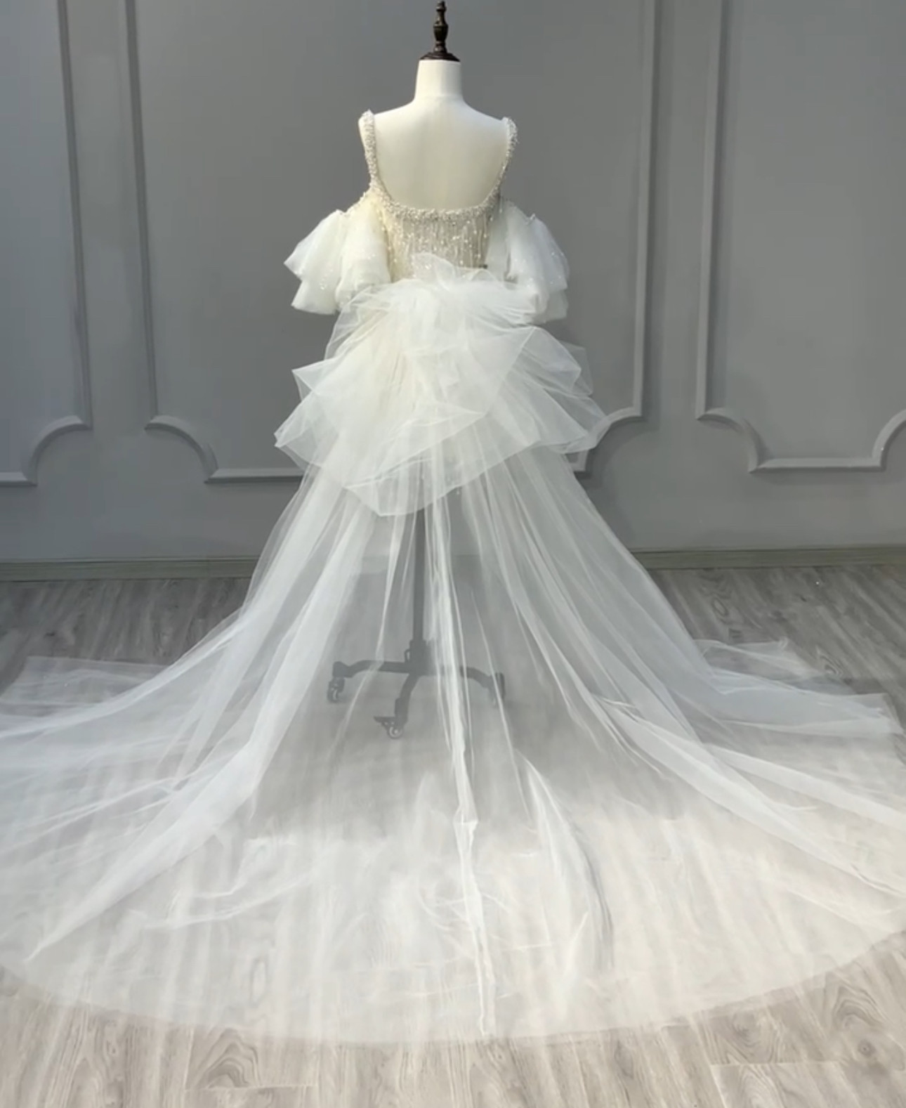 パフスリーブ　可愛いミニドレス　オーバースカート　大人気　キラキラフッリター　たっぷりなパール　スクエアネック優雅成人式