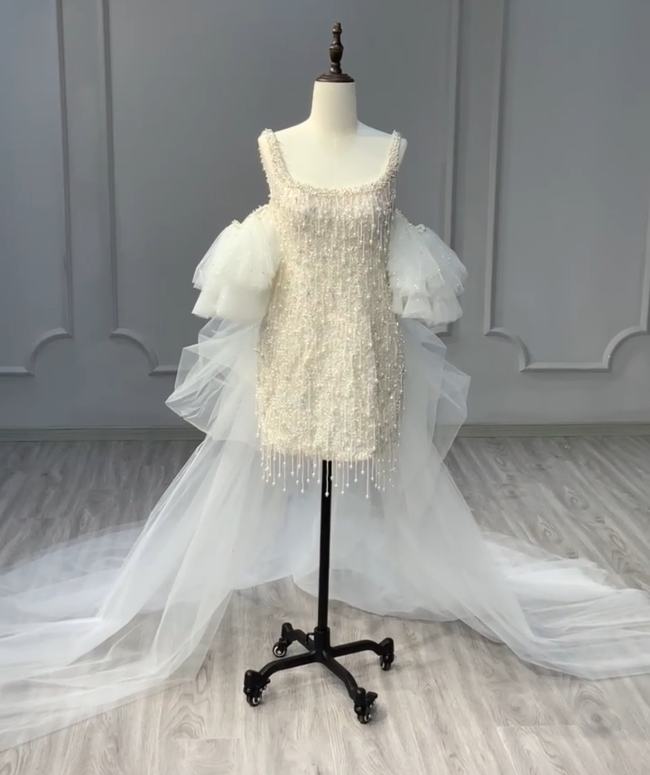 パフスリーブ　可愛いミニドレス　オーバースカート　大人気　キラキラフッリター　たっぷりなパール　スクエアネック優雅成人式