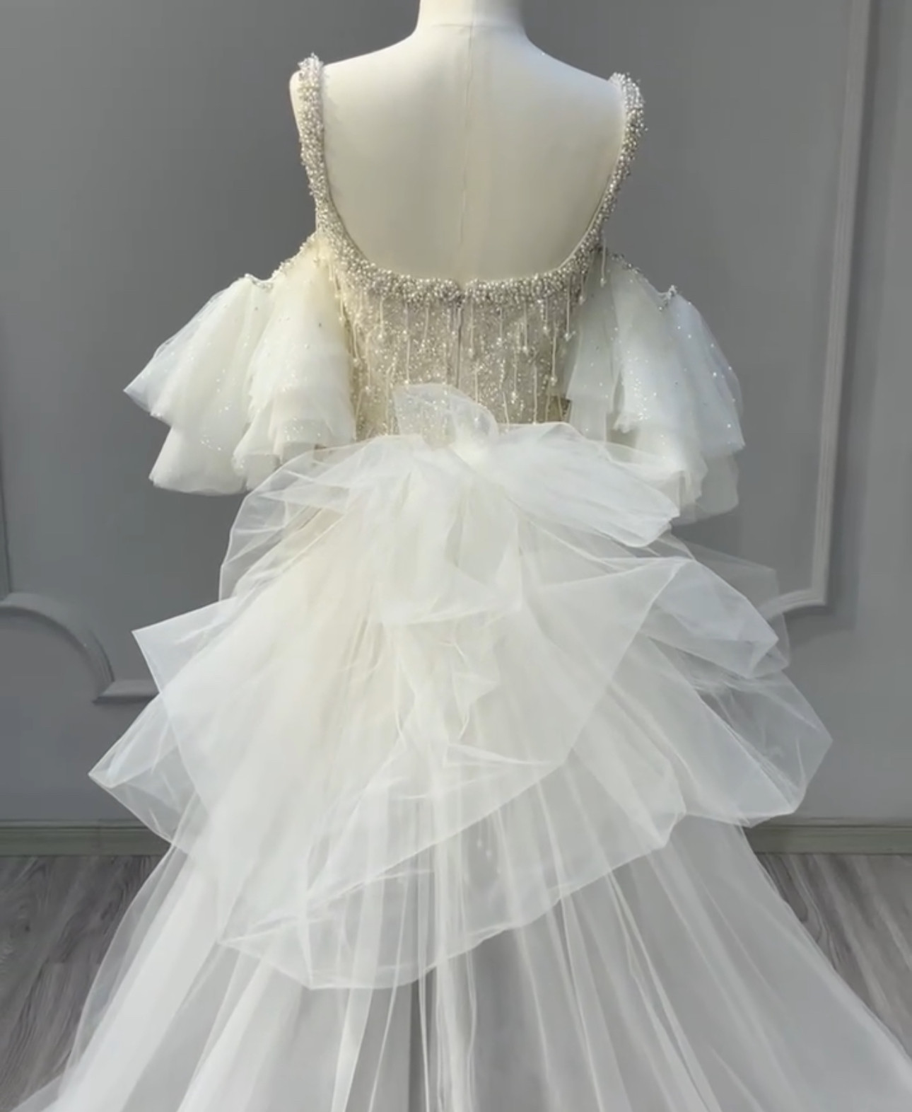 パフスリーブ　可愛いミニドレス　オーバースカート　大人気　キラキラフッリター　たっぷりなパール　スクエアネック優雅成人式