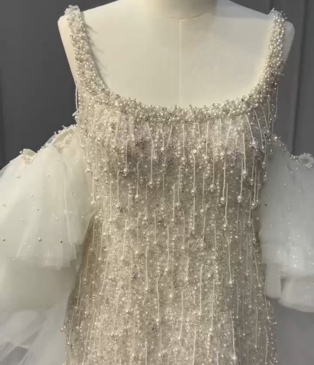 パフスリーブ　可愛いミニドレス　オーバースカート　大人気　キラキラフッリター　たっぷりなパール　スクエアネック優雅成人式