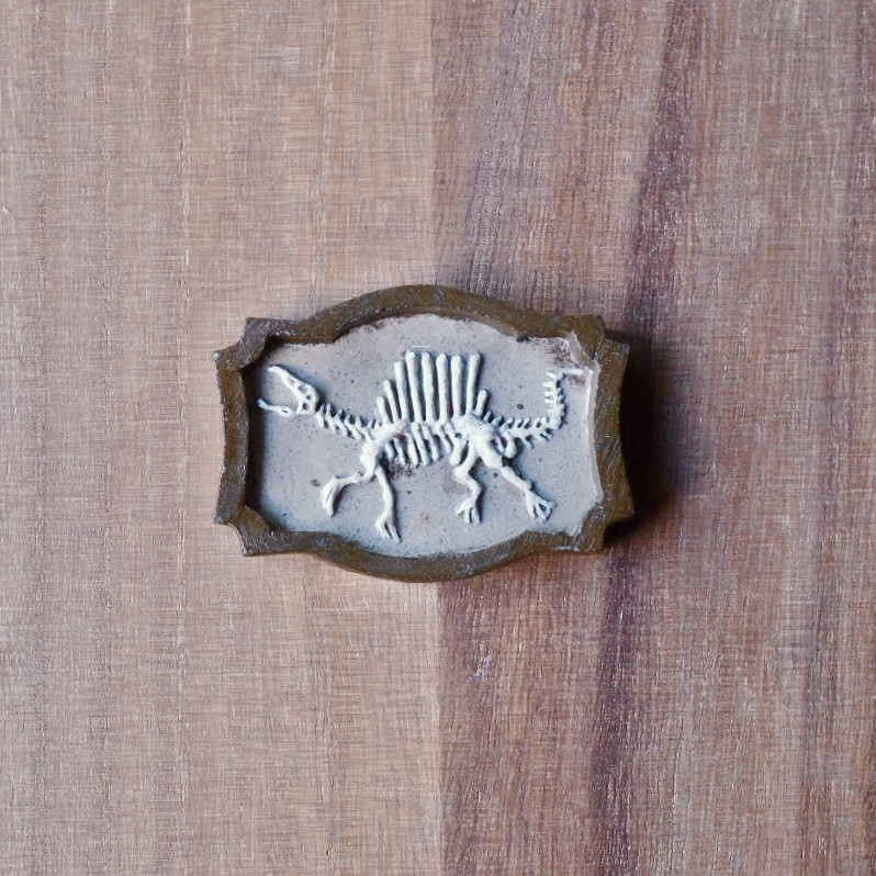 額縁ブローチ　スピノサウルス