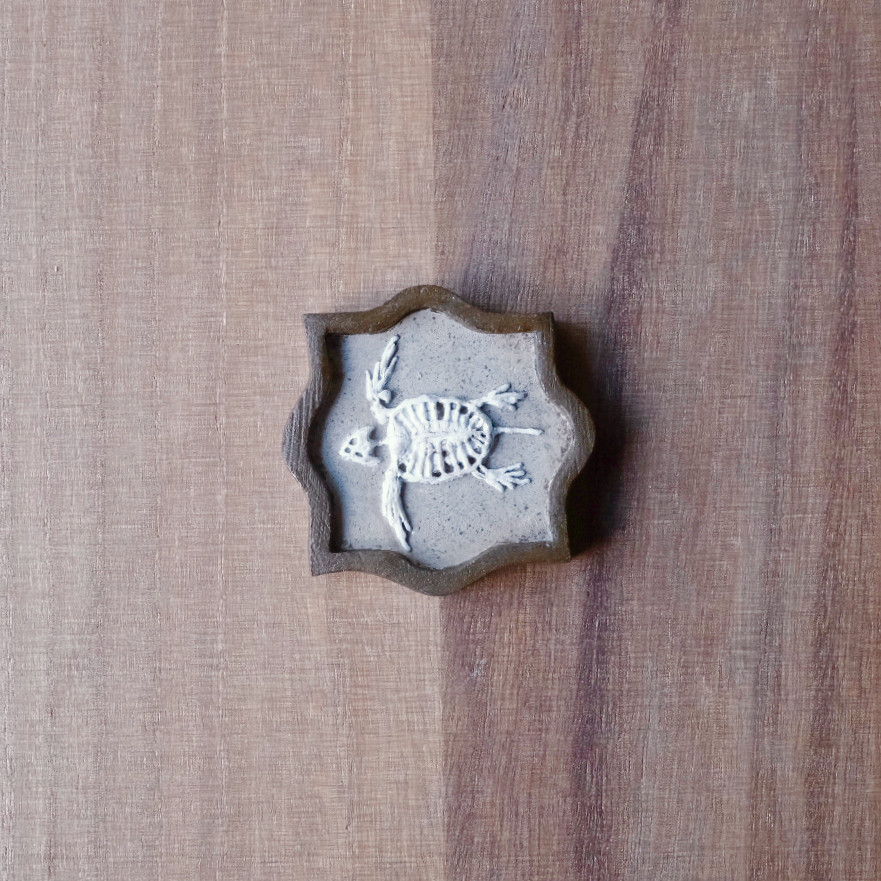 額縁ブローチ　アーケロン