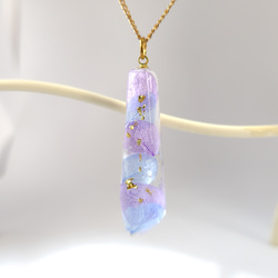 パープルのスターフラワーとかすみ草のドライフラワーの鉱石型レジンの