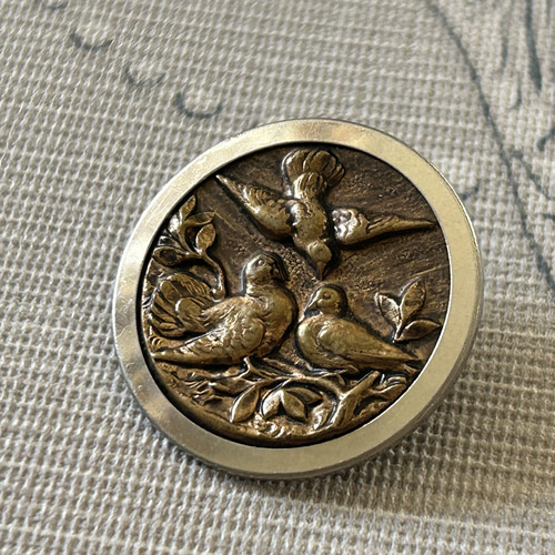 フランスアンティークボタン メタル ピクチャーボタン 32mm 鳥 鳩