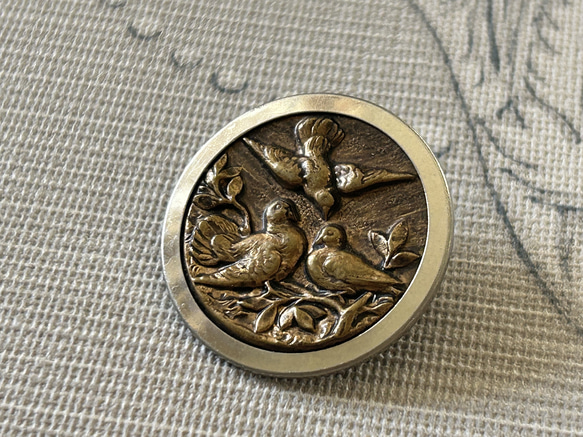 フランスアンティークボタン メタル ピクチャーボタン 32mm 鳥 鳩