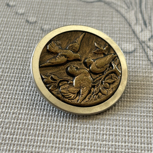 フランスアンティークボタン メタル ピクチャーボタン 32mm 鳥 鳩